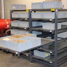 Het opslaan van goederen in een compact unit met schuifladen.