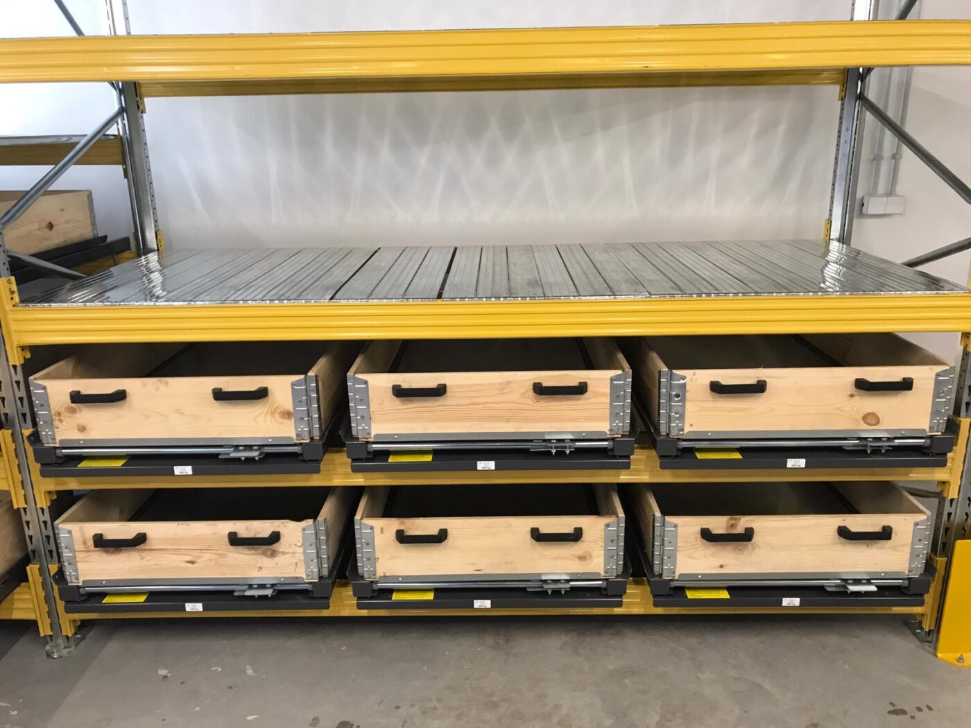 Uittrekbare palletladen in een palletstelling.